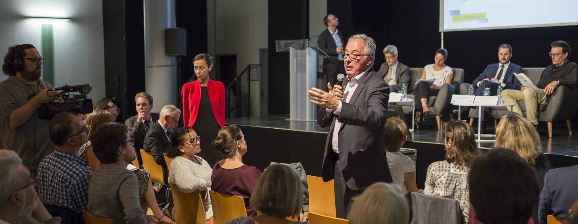 Photo prise lors d’un débat public avec tous les acteurs du territoire (habitants, associations, élus, acteurs économiques) 