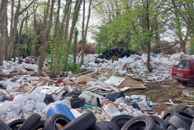 Terrains occupés par un campement illégal en 2023 AVANT évacuation des déchets - Agrandir l'image 5 sur 6, fenêtre modale