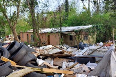 Terrains occupés par un campement illégal en 2023 AVANT évacuation des déchets - Agrandir l'image 2 sur 6, fenêtre modale